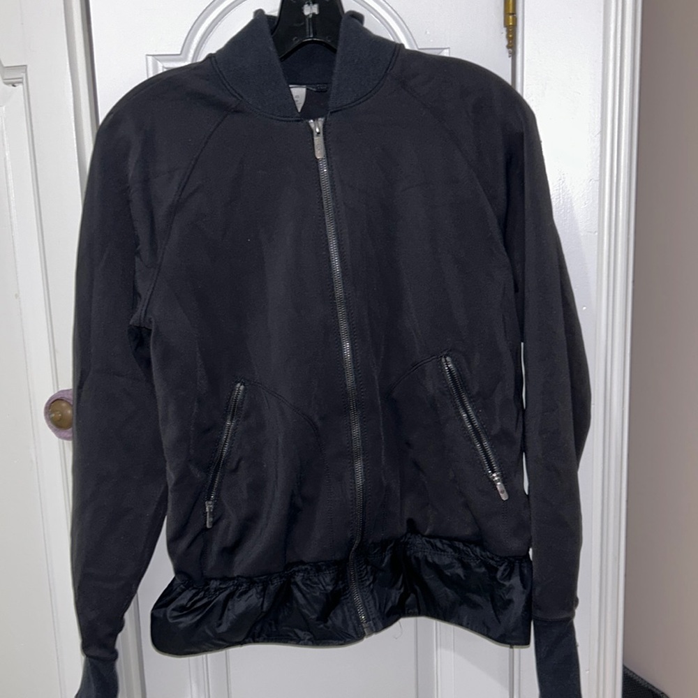 Lululemon size XS jacket. Fits more like a small. Super cute and comfy!